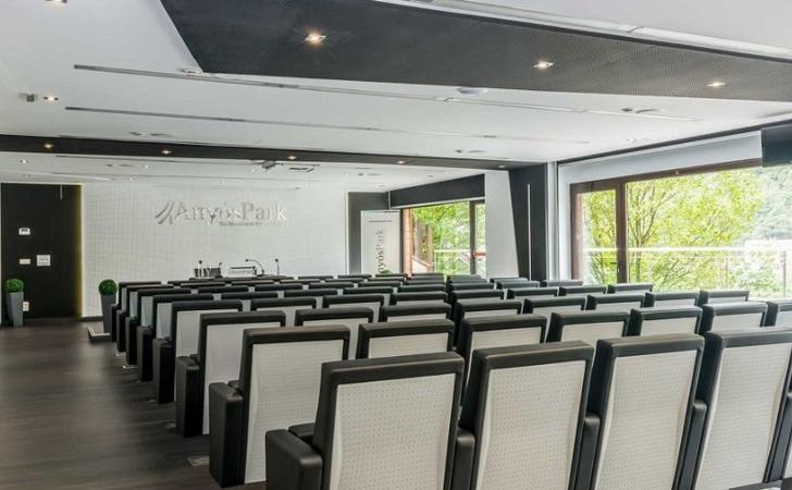 Sala de conferències AnyósPark Mountain Sala de conferències AnyósPark Mountain